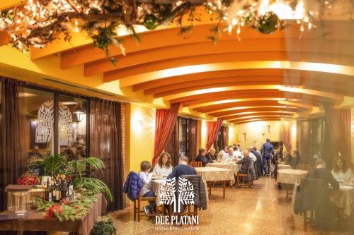Hotel Due Platani 레스토랑 또는 맛집