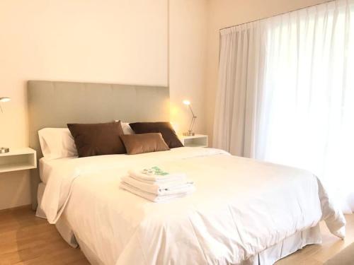 1 cama blanca en un dormitorio con ventana en New & Light in Belgrano 4C en Buenos Aires