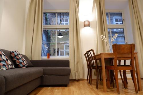 salon z kanapą, stołem i krzesłami w obiekcie Apartments near Augarten w Wiedniu