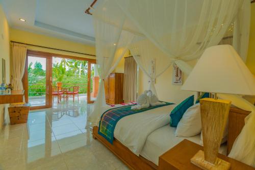 Postel nebo postele na pokoji v ubytování Tantra House Ubud