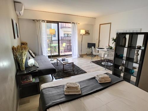 een kamer met 2 bedden en een woonkamer bij Nestor&Jeeves - RIVOLI PALM - City center - Very close sea in Nice