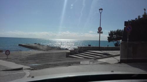 una vista del océano desde un aparcamiento en Villetta di Giusy, en Marina di Modica