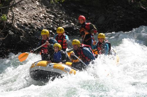 eine Gruppe von Menschen in einem Floß auf einem Fluss in der Unterkunft Hotel Florido in Sort