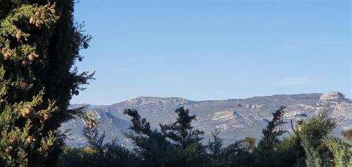Photo de la galerie de l'établissement Villa T3 à 10' de Cassis - Piscine privée et cuisine d'été extérieure, à Carnoux-en-Provence