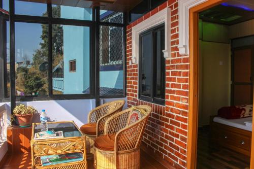TānsingにあるHorizon Homestayのポーチ(椅子2脚、テーブル、窓付)