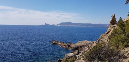 Photo de la galerie de l'établissement Villa T3 à 10' de Cassis - Piscine privée et cuisine d'été extérieure, à Carnoux-en-Provence