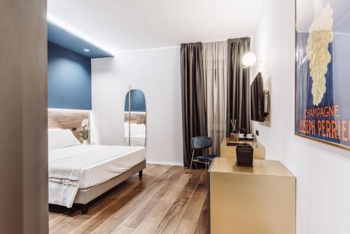 キヴァッソにあるHotel Europaのベッドとデスクが備わるホテルルームです。