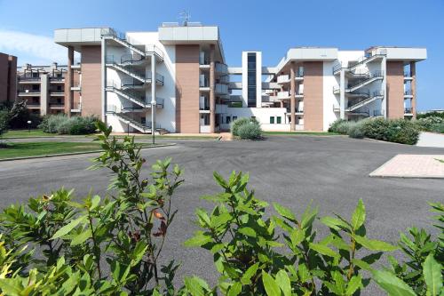 Το κτήριο όπου στεγάζεται  το ξενοδοχείο διαμερισμάτων