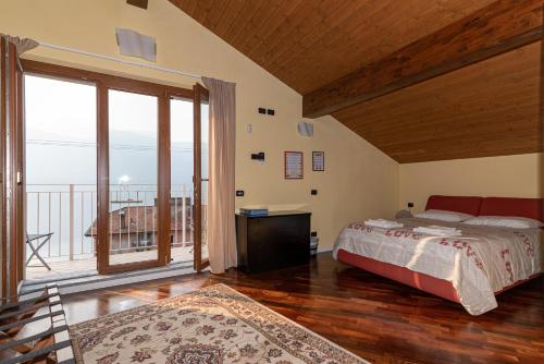 1 dormitorio con cama y ventana grande en B&B-FORESTERIA Casa Della Musica Lake Como en Mandello del Lario