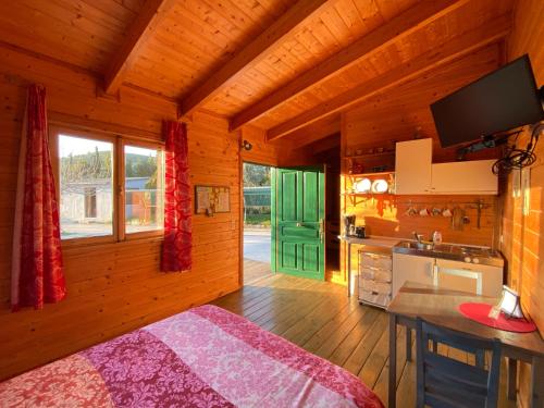 アナヴィソスにあるOlive Groveの木製の部屋にベッド1台が備わるベッドルーム1室があります。