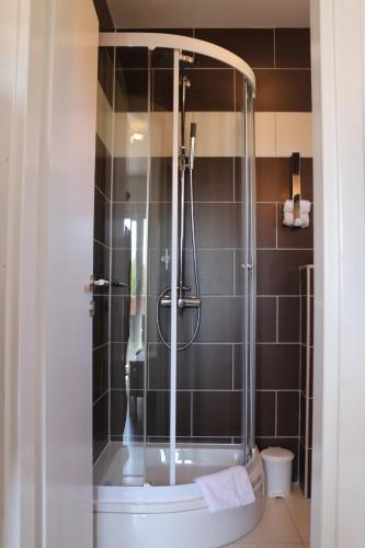 ein Badezimmer mit Dusche mit Glastür in der Unterkunft Apartment Matic in Vrsi