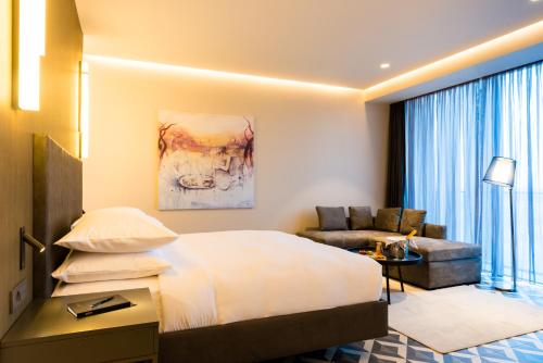 Una cama o camas en una habitación de Radisson Hotel Dakar Diamniadio