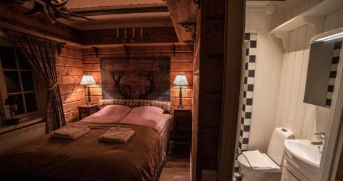 sypialnia z łóżkiem oraz łazienka z umywalką w obiekcie Skarvruets Högfjällshotell w mieście Tänndalen