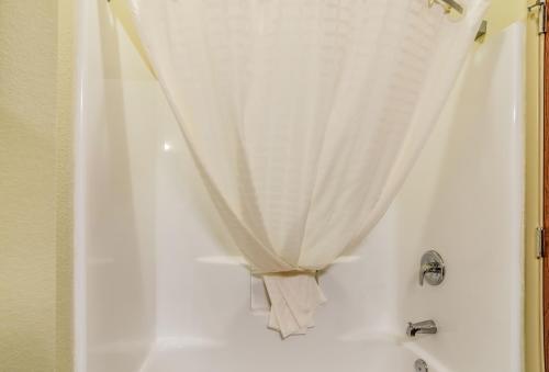 Cobblestone Hotel & Suites - Newton – Photos 2
