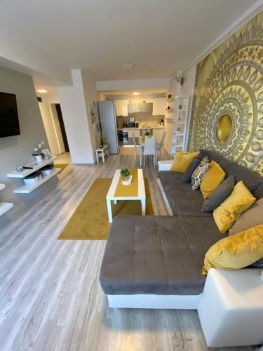 ein Wohnzimmer mit einem Sofa und einem Tisch in der Unterkunft Harmony apartment Sinaia in Sinaia