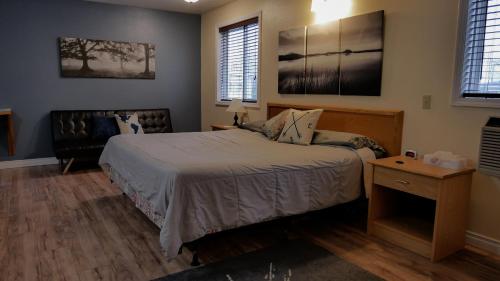 a bedroom with a bed and a couch at Snohomish Inn in Snohomish