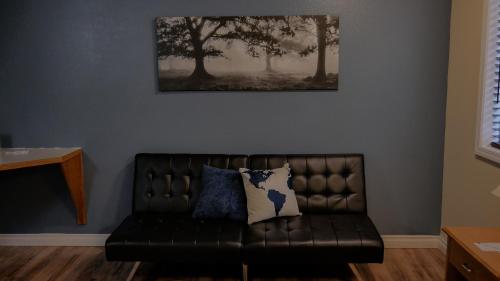 a living room with a couch and a painting on the wall at Snohomish Inn in Snohomish