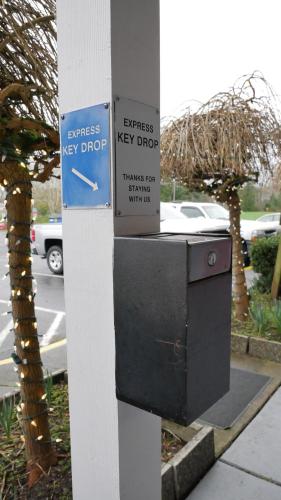 a box sitting on a pole next to a street at Snohomish Inn in Snohomish