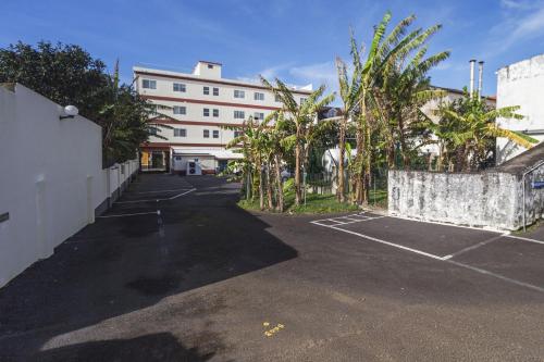 an empty parking lot in front of a building at Hotel Sete Cidades in Ponta Delgada