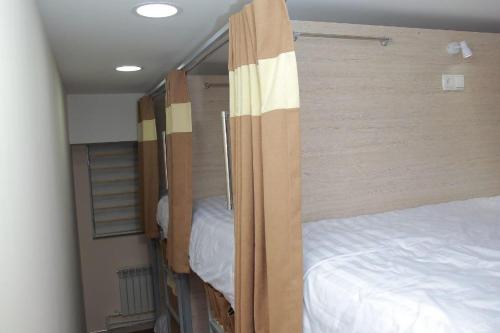 Ένα ή περισσότερα κρεβάτια σε δωμάτιο στο Paradise inn