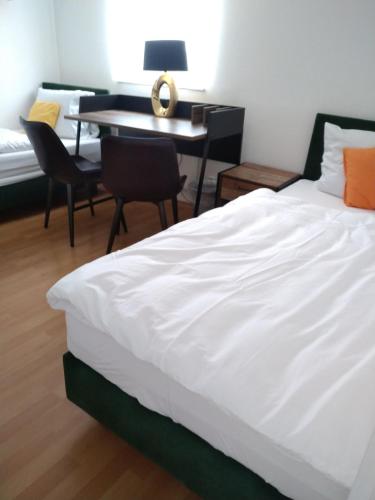 Ένα ή περισσότερα κρεβάτια σε δωμάτιο στο Hotel Zentrum