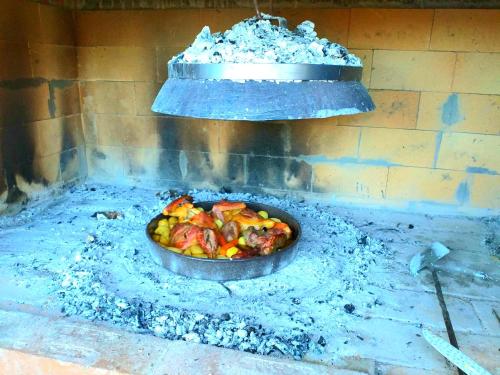 Kemudahan BBQ tersedia untuk tetamu di rumah percutian