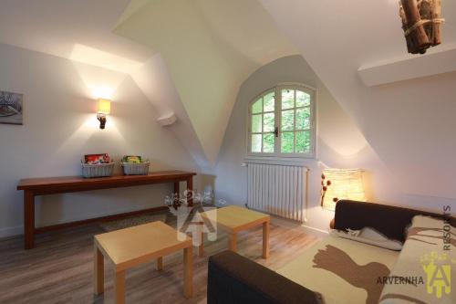 un salon avec un canapé et une table dans l'établissement Villa Mayabell, à Besse-et-Saint-Anastaise