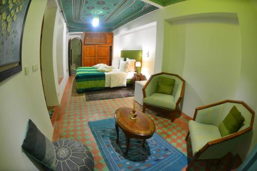 En eller flere senger på et rom på Riad Hidden