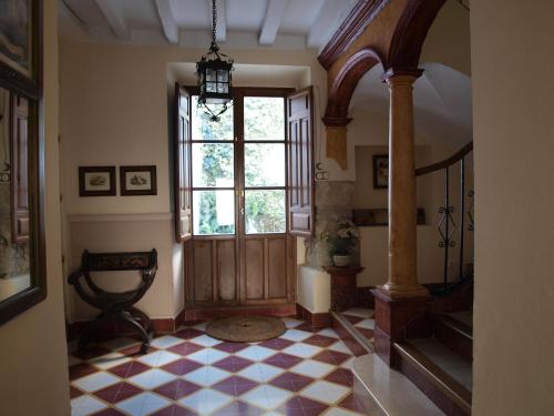 un pasillo con puerta y suelo a cuadros en CASA REHABILITADA SIGLO XVIII, en Baena