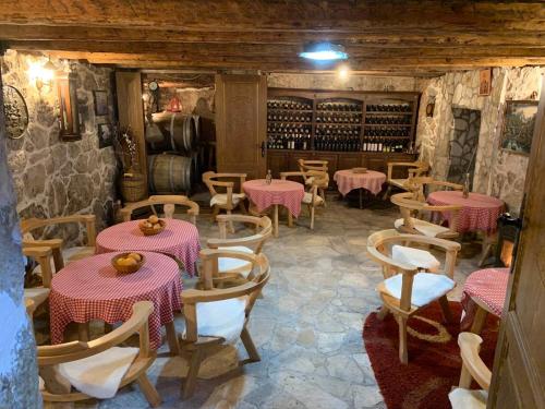 een restaurant met tafels en stoelen in een kamer bij Apartments "Old house Pajovic" in Virpazar