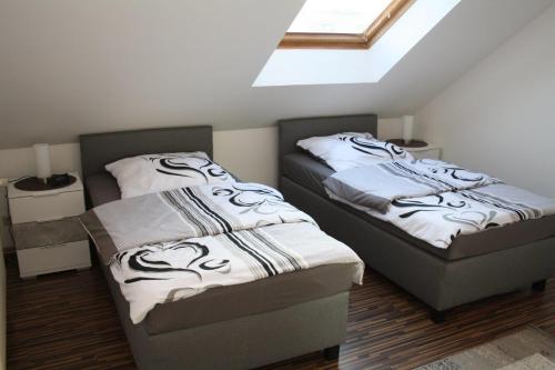 dos camas sentadas una al lado de la otra en una habitación en Ferienwohnung Kempf Mandelbachtal, en Ommersheim