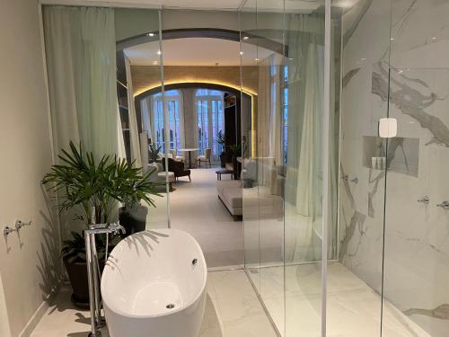 Ένα μπάνιο στο Juma Ópera Boutique Hotel & Spa