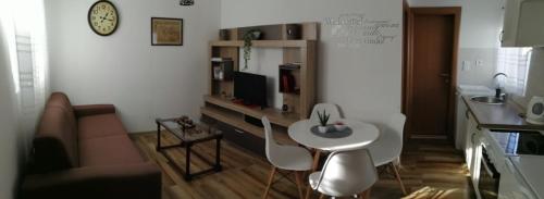 a small living room with a table and a couch at Apartman Gušt in Herceg-Novi