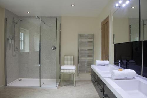 y baño con ducha y lavamanos. en Goudhurst Oast by Bloom Stays, en Goudhurst
