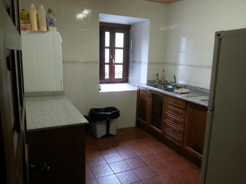 A kitchen or kitchenette at Alojamiento Rural Cabuerniaventura