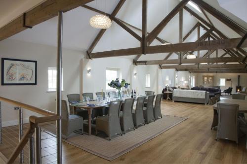 Un lugar para sentarse en Goudhurst Oast by Bloom Stays