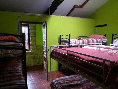 Двухъярусная кровать или двухъярусные кровати в номере Alojamiento Rural Cabuerniaventura