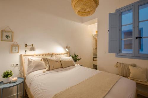 sypialnia z białym łóżkiem i oknem w obiekcie Apartamento Cádiz Centro Blue Window w Kadyksie