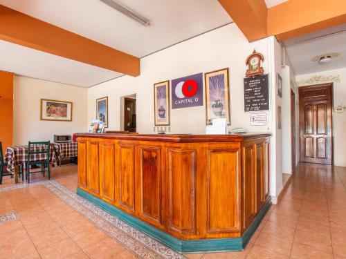 un restaurante con una barra de madera en una habitación en Hotel Santa Lucia en Oaxaca de Juárez