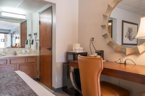 a bedroom with a desk with a mirror and a sink at Townsend River Breeze Inn in Townsend