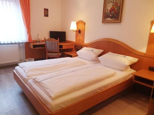 Ένα ή περισσότερα κρεβάτια σε δωμάτιο στο Hotel Gasthof zum Schwan