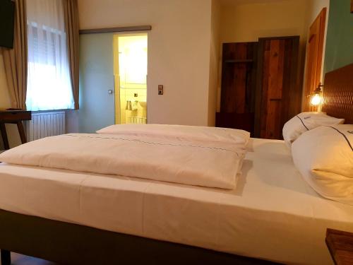 Ένα ή περισσότερα κρεβάτια σε δωμάτιο στο Hotel Gasthof zum Schwan