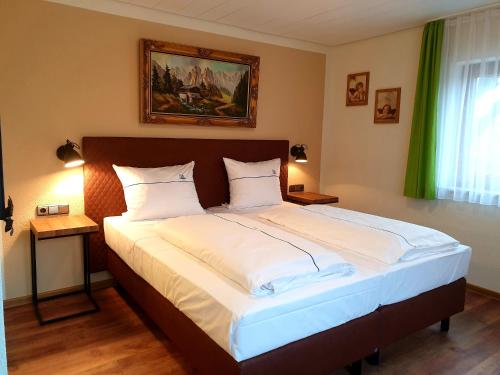 1 dormitorio con 1 cama grande con sábanas blancas en Hotel Gasthof zum Schwan, en Steinsfeld