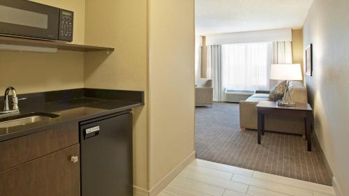 a kitchen and living room in a hotel room at Holiday Inn Express Hotel & Suites Minneapolis - Minnetonka by IHG in Minnetonka