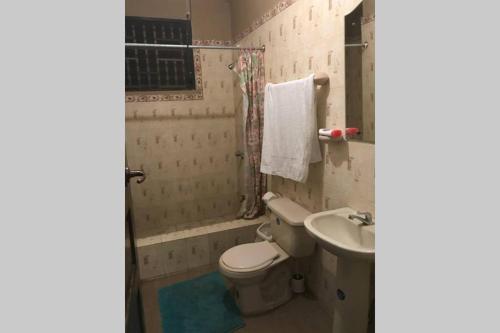 uma casa de banho com um WC e um lavatório em Standard Private apartment em Tabarre