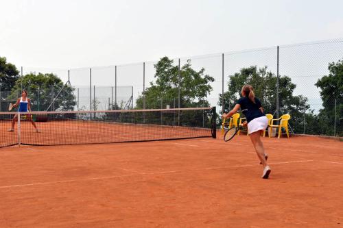 Tennis at/o squash facilities sa Park Hotel Jolanda o sa malapit