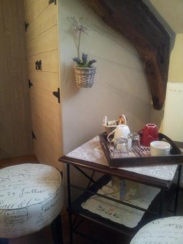 - une table avec un service à thé dans l'établissement Les Charmettes, à Honfleur