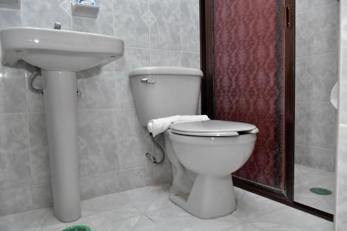Un baño de Hotel Yara