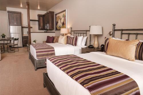 a hotel room with two beds and a table at Cable Mountain Lodge in Springdale