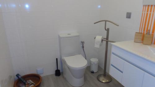 biała łazienka z toaletą i umywalką w obiekcie Casa Férias Melides w mieście Melides
